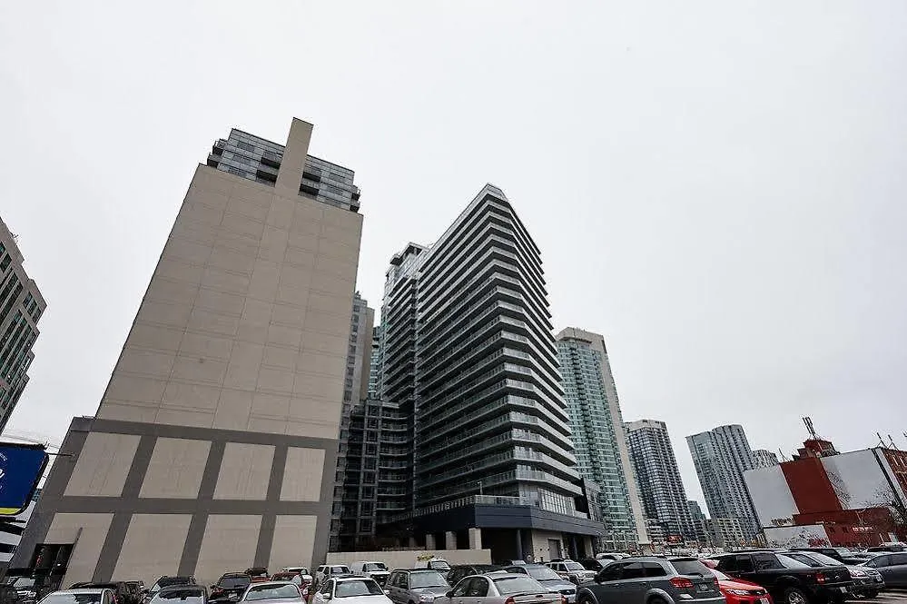 Atlas Suites 270 Wellington Toronto Apartment